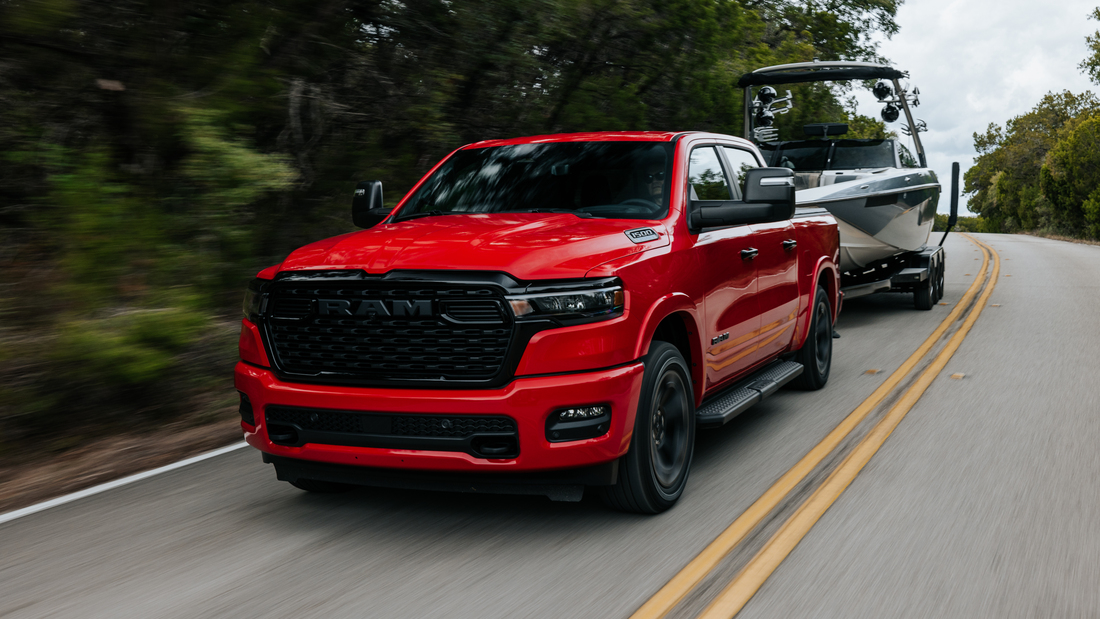 Ny RAM 1500 pickup parkert foran Prestmarken Bil sitt bilanlegg på Helgelandsmoen